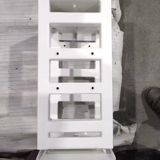 Unregelmäßige kundenspezifische Aluminiumoxid-Keramikprodukte, Keramikprodukte mit dem Loch von Zibo ISO Factory